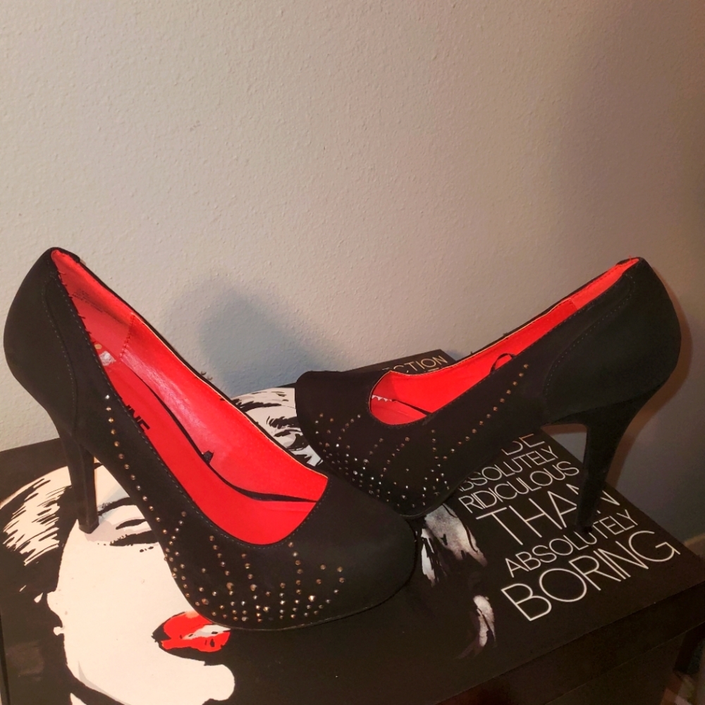 Black pumps